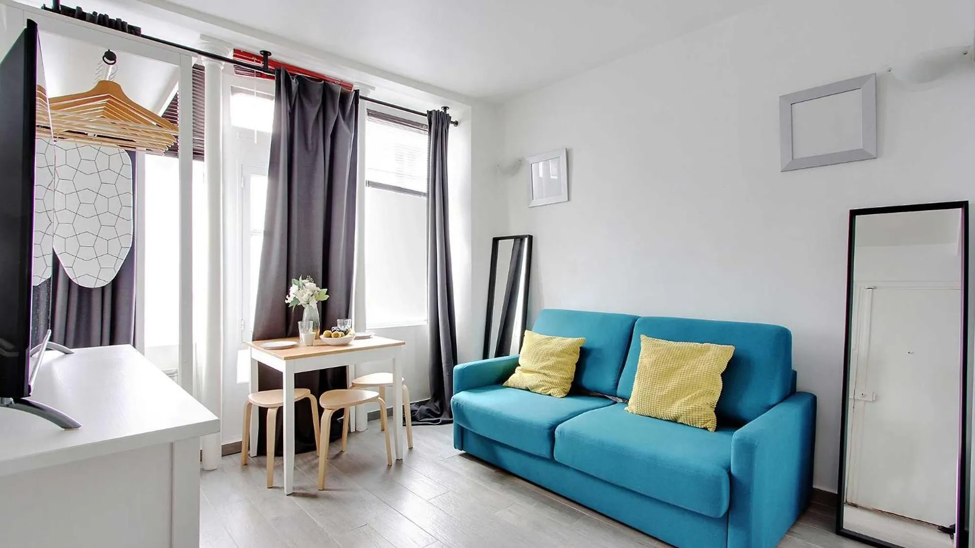 A Parisian Experience For 2 - Place De Clichy Apartment Paris