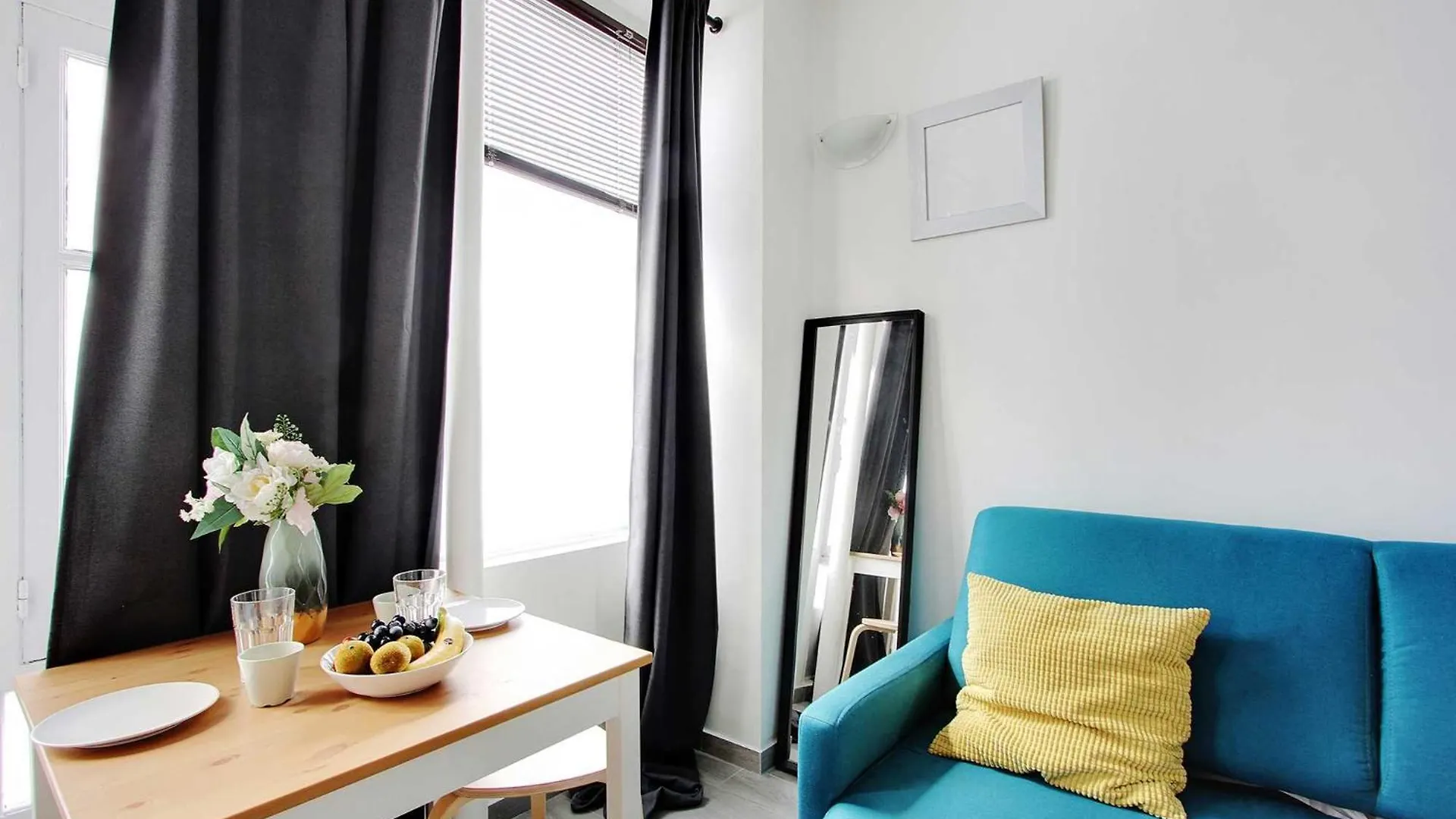 Apartment A Parisian Experience For 2 - Place De Clichy France