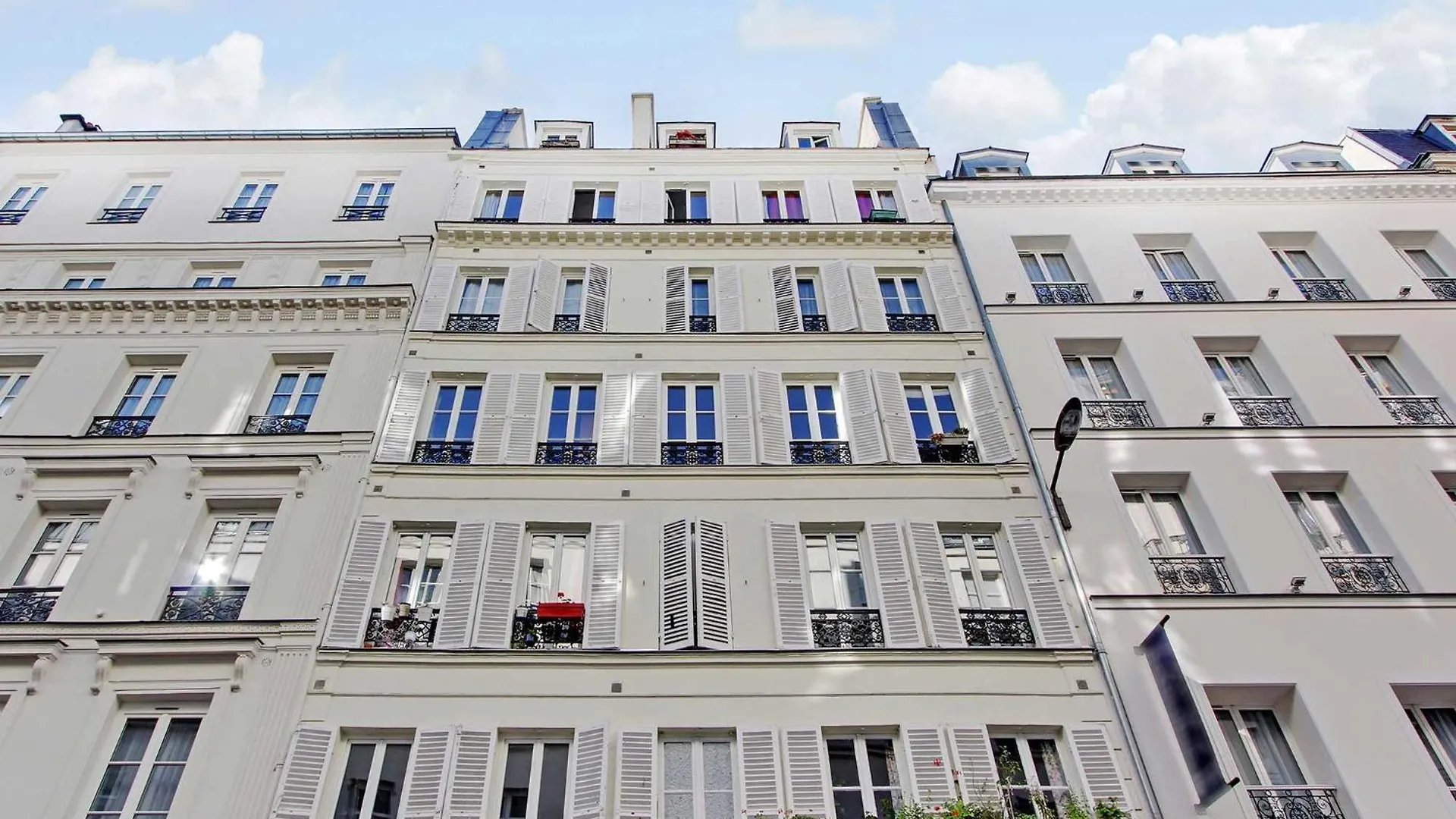 A Parisian Experience For 2 - Place De Clichy 0*, Paris Frankrike